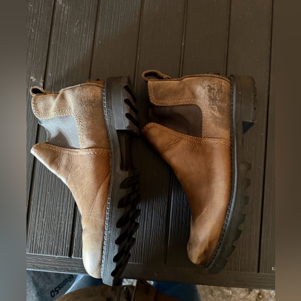 Sorel Tan Leather Boots with Black Soles - Picture 4 of 7